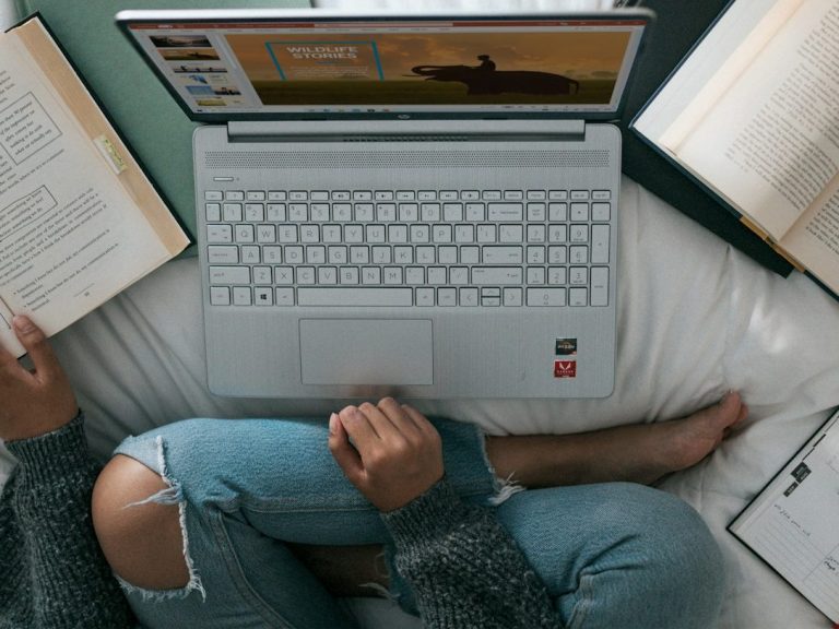 Frau sitzt am Laptop